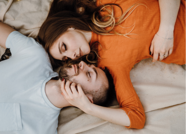 Paar in inniger Nähe – Beckenbodentraining stärkt Intimität