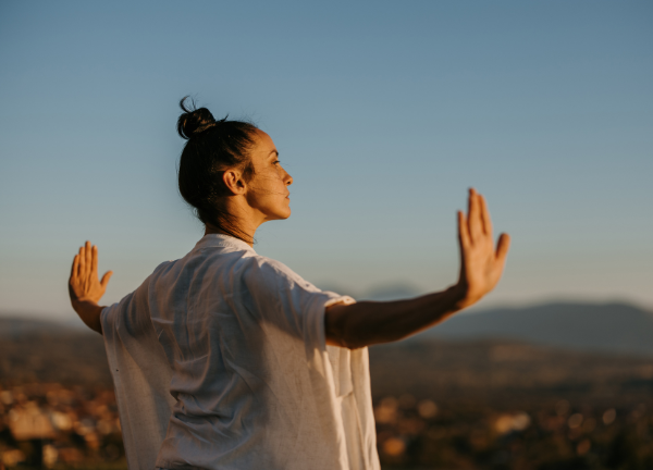 Frau in der Natur beim Qi-Gong – Symbol für Achtsamkeit und den Einstieg ins BB-Kraft Training