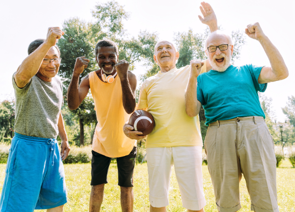 Seniorengruppe beim Sport im Park – Symbol für Vitalität, Lebensfreude und langfristige Gesundheit