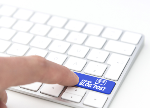 Finger drückt auf Tastatur mit Taste ‚New Blog Post‘ – Symbol für Online-Magazin zu Gesundheit, Beckenboden und Vitalität